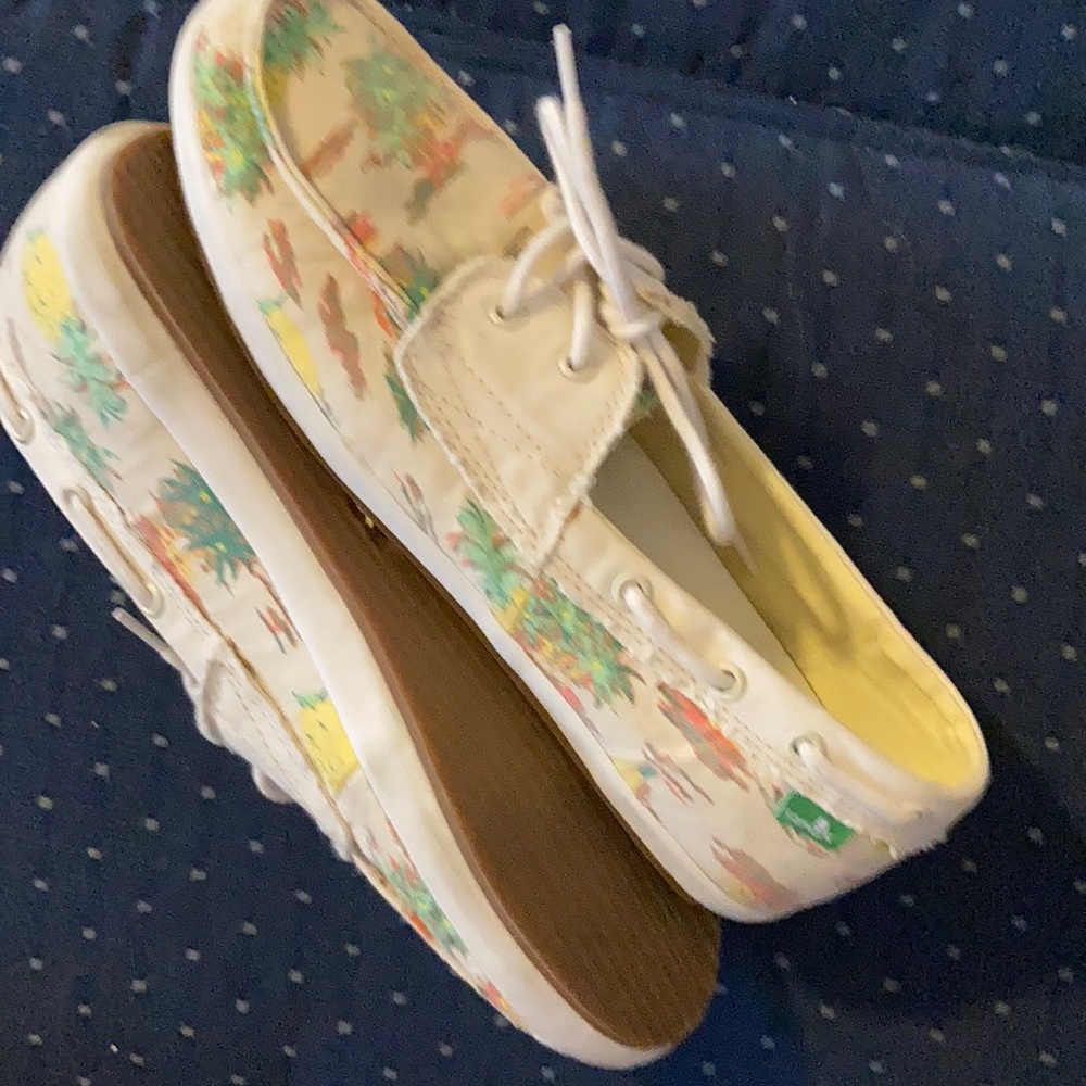 Sanuk boat shoes size 8